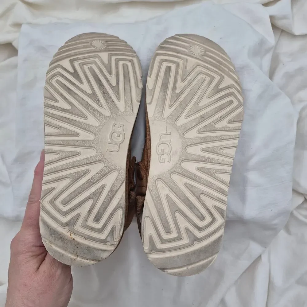 UGG Goldenstar Cozy Clog Cream chestnut Girl's size 3